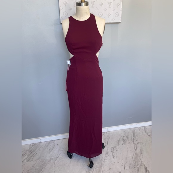 Fame and Partners Dress-back strap detail burgundy size 4 - Picture 2 of 8